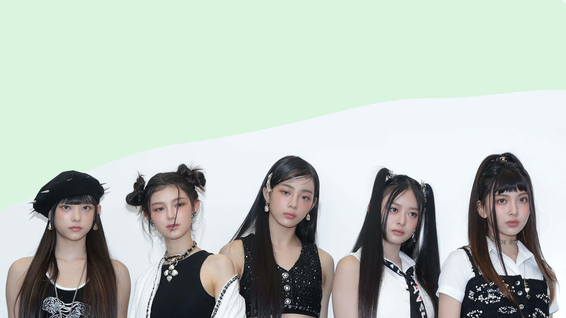 五位時尚年輕女性在攝影棚中，背景分為綠色和白色，正在擺姿勢。