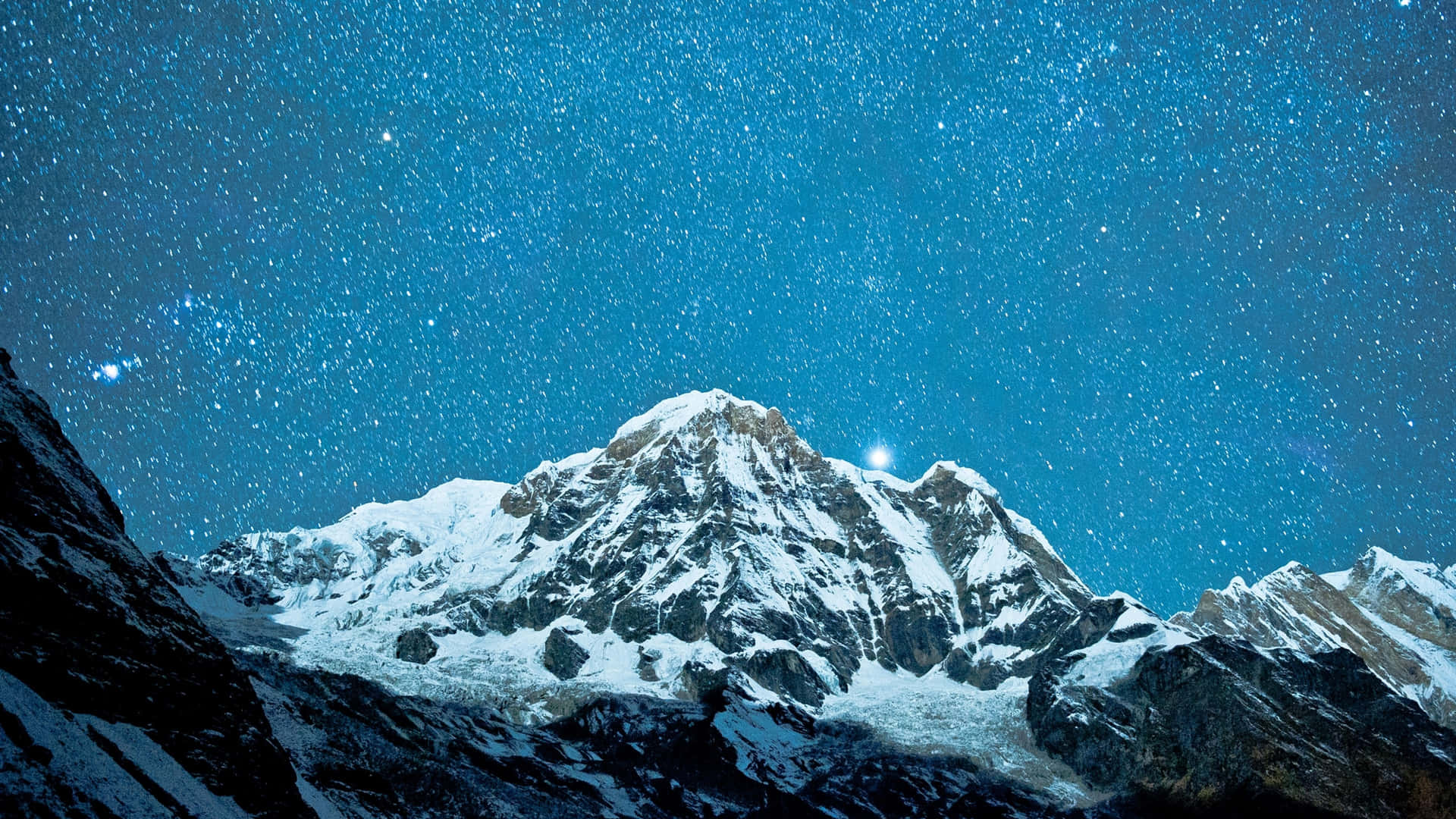 星空下積雪的山脈