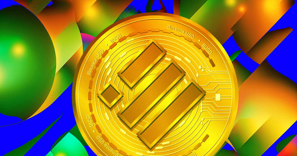 金色 Binance USD 硬幣，帶有電路圖案，背景為彩色抽象。