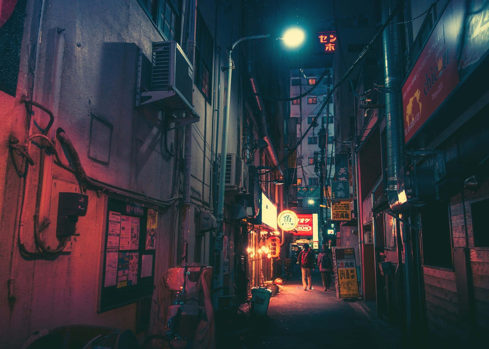 夜晚狹窄的日本小巷，被紅色和藍色霓虹招牌照亮。