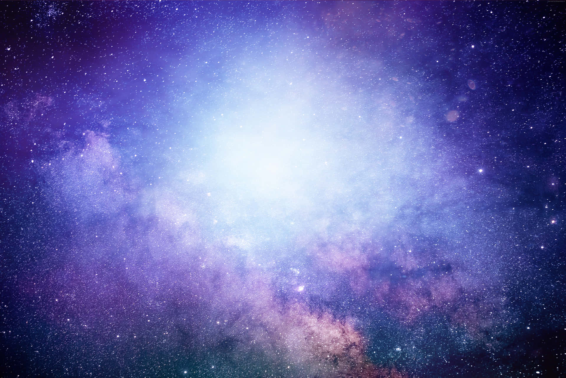 在深空中充滿星星的發光紫色和藍色星雲。
