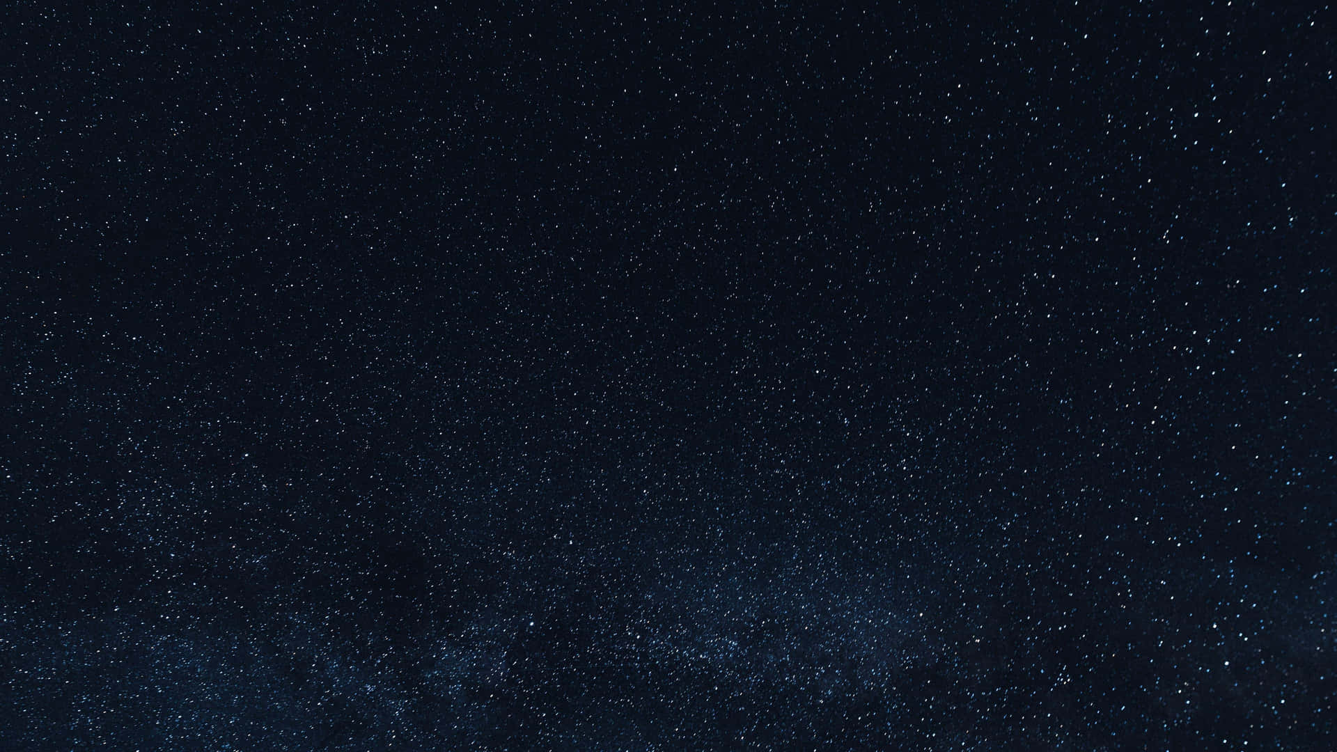 深靛藍色夜空中密集星場的銀河系