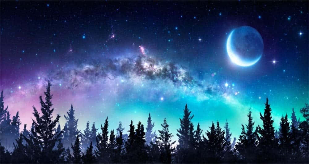 探索夜空之美 壁紙 — 在充滿活力的宇宙天空下，神秘的森林剪影，伴隨著發光的彎月和旋轉的星雲。