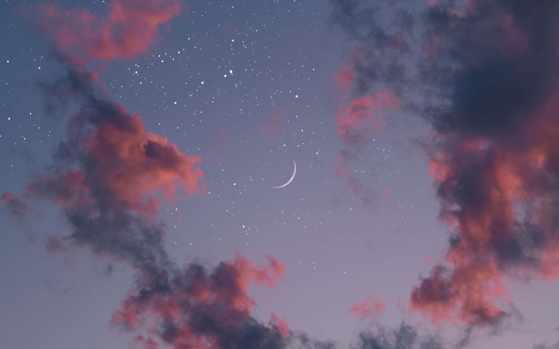 暮色中粉紅雲層後的新月和星星。