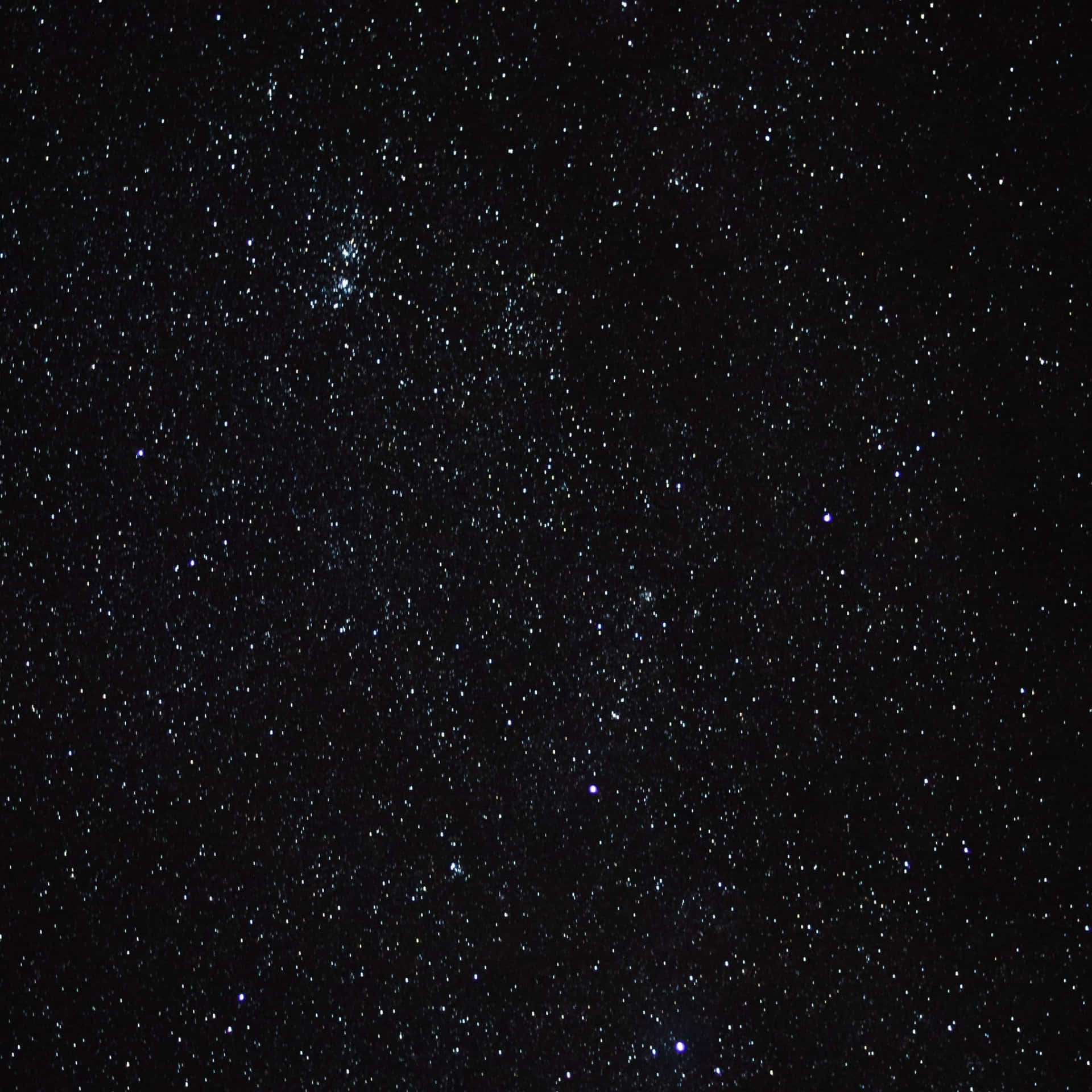 一個帶有發光星雲和無數星星的星空。