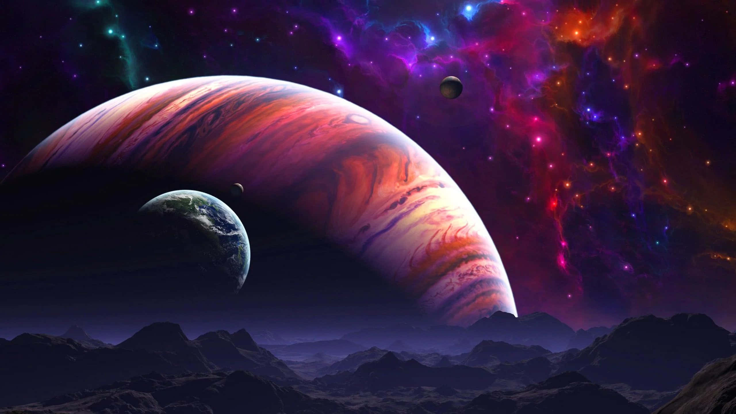 探索太空奧秘，欣賞行星與星辰的壯麗 壁紙 — 一顆巨大的旋轉行星主宰著星雲條紋天空下崎嶇外星山脈之上的宇宙景觀。