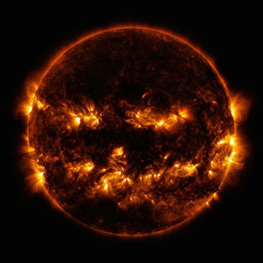 一顆發光的橙色太陽在黑色背景上爆發太陽耀斑。