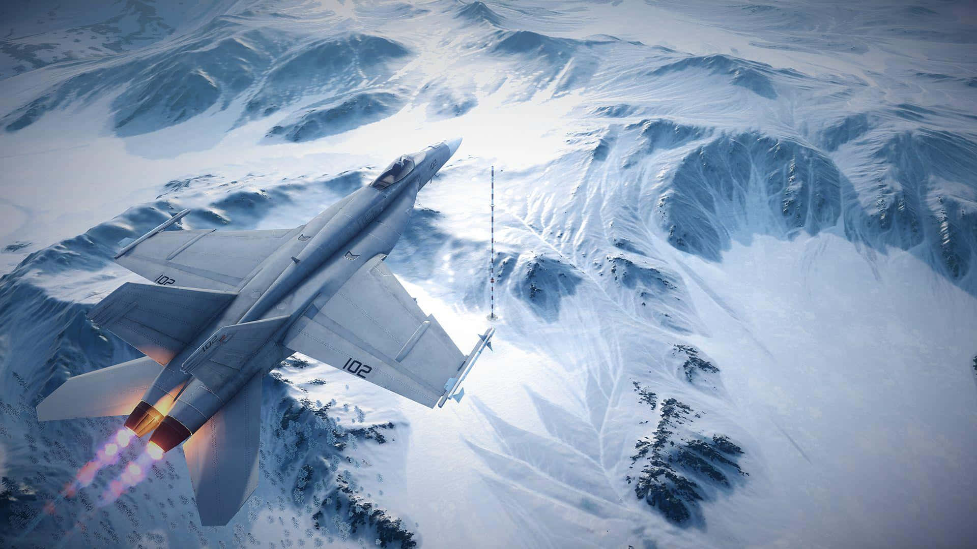 探索太空的深邃 壁紙 — 一架戰鬥機在積雪的山脈上空翱翔，身後拖著熾熱的後燃器火焰。