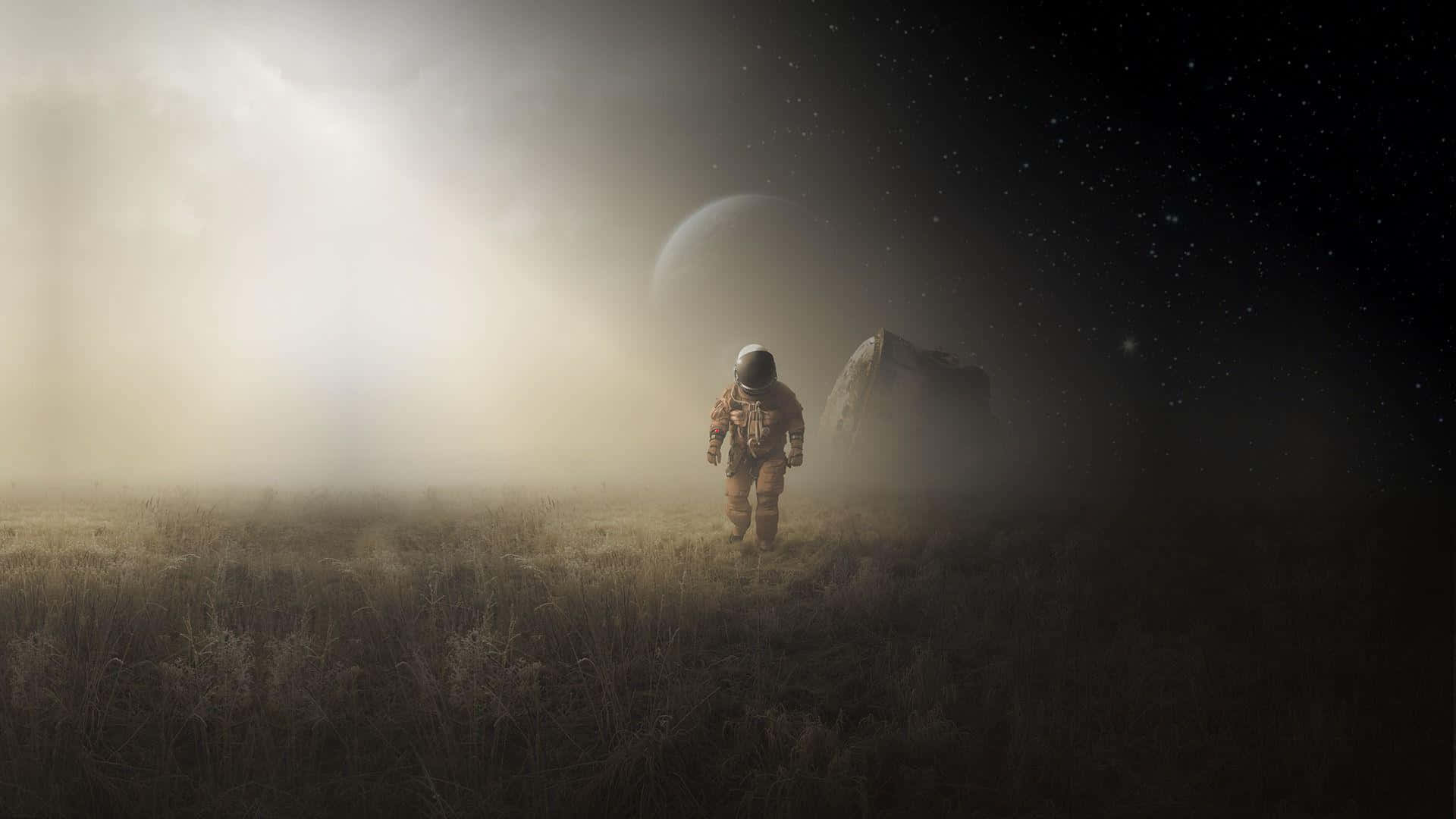 一位孤獨的太空人在星空下探索霧氣瀰漫的外星景觀。