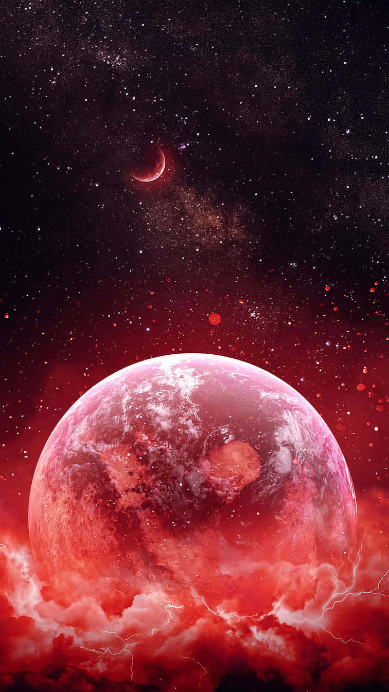 星空和彎月下帶有閃電雲的紅色行星。