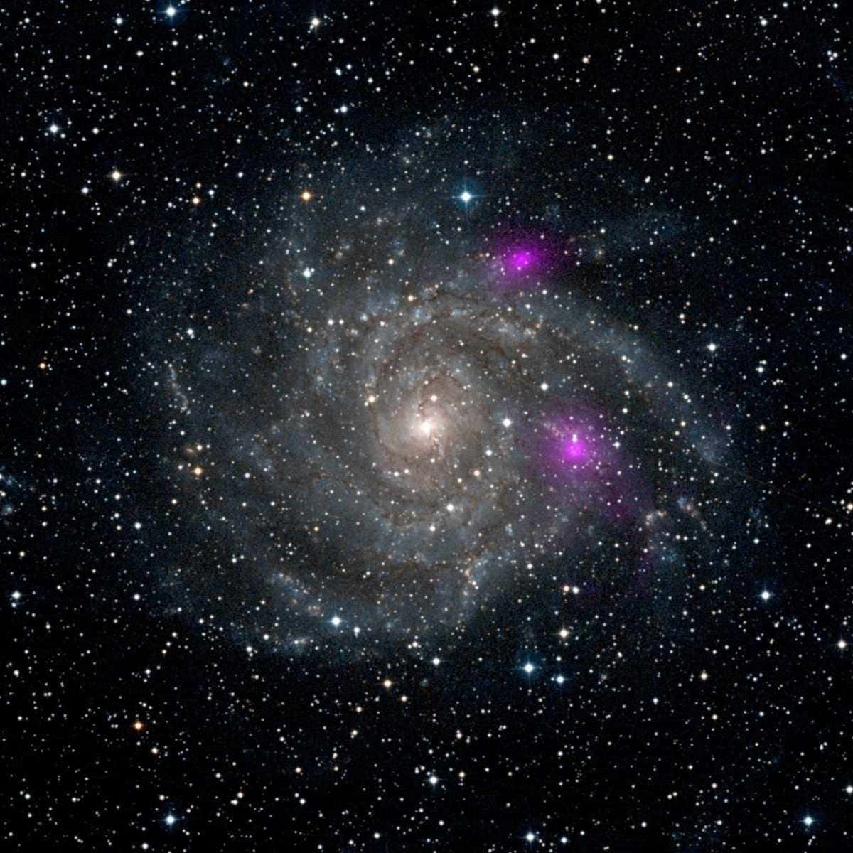 探索宇宙的奇觀 壁紙 — 一個令人驚嘆的螺旋星系，帶有發光的紫色星雲和無數恆星在宇宙黑暗中旋轉。