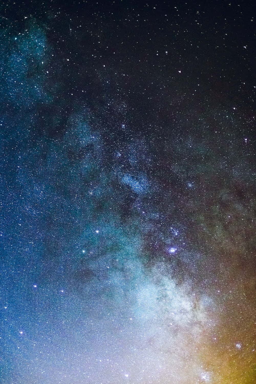 銀河系中藍色和金色的星雲以及夜空中無數的星星