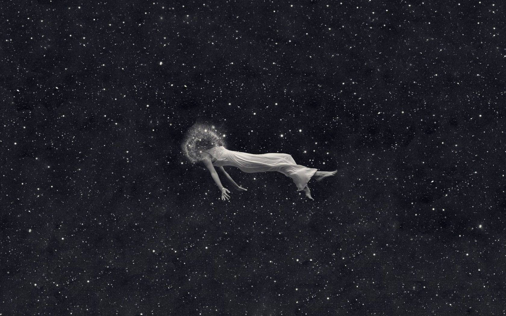一個身穿白色長袍的女人，頭部周圍有發光的光環，在星星之間漂浮。
