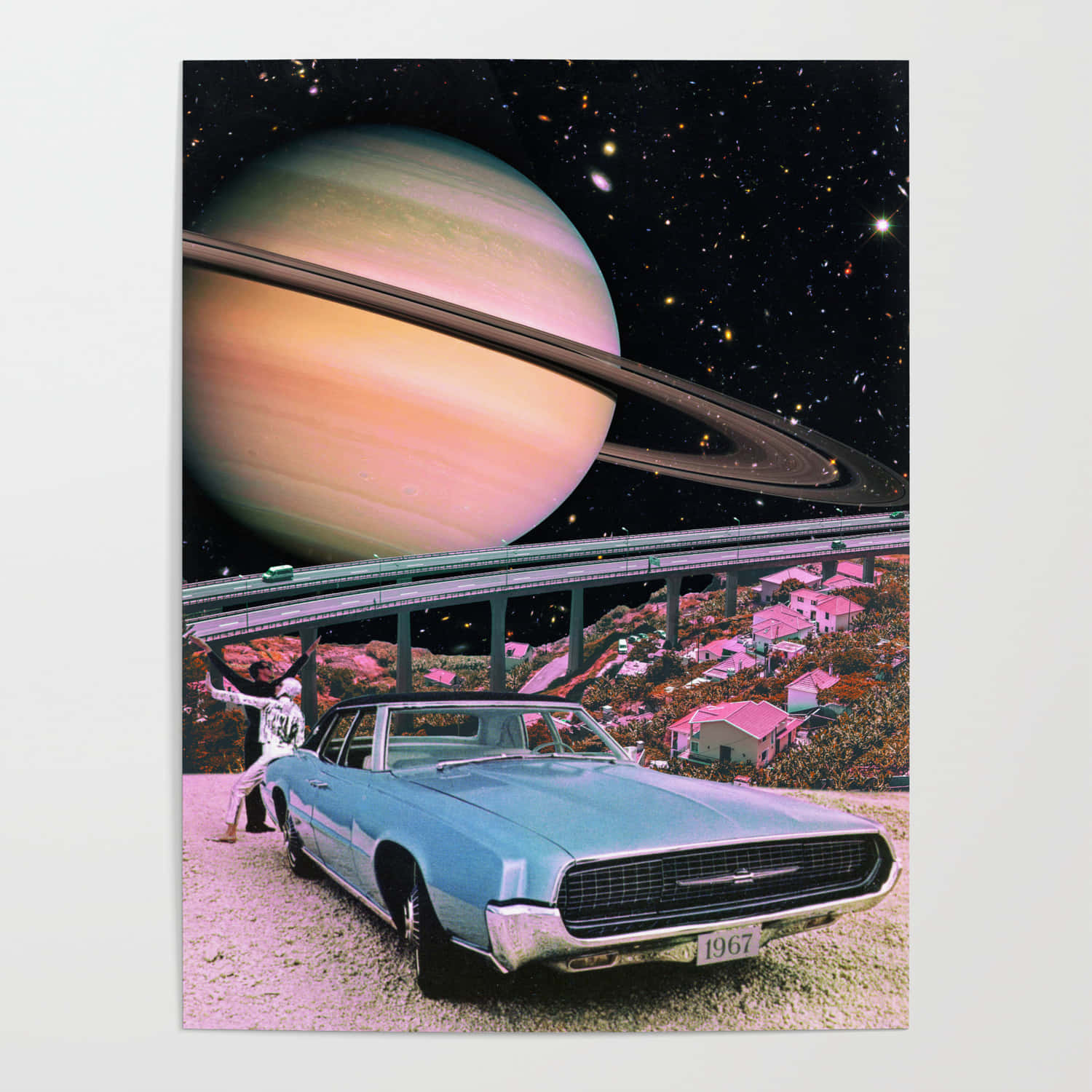 一輛1967年藍色開篷車在土星下帶有光環，旁邊是高速公路和粉紅色房屋。