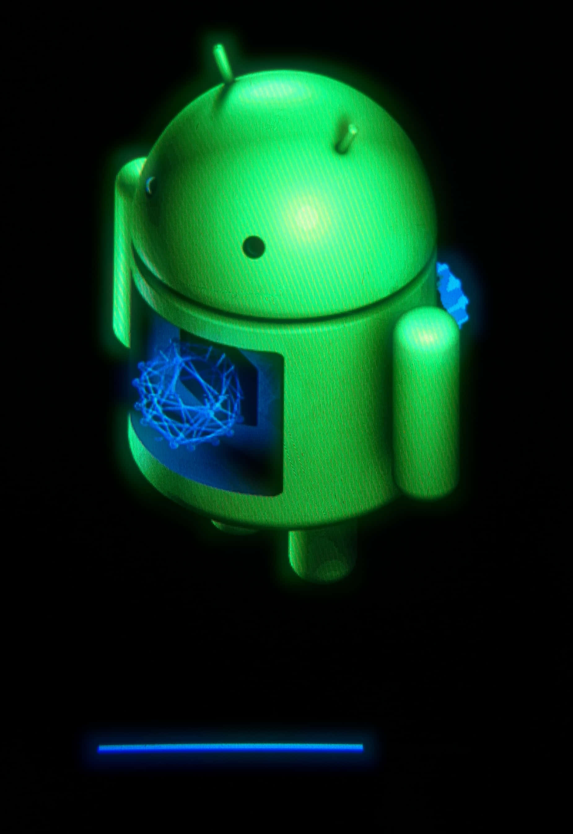 探索安卓世界 壁紙 — 一個發光的綠色Android機械人公仔，胸前有一個藍色幾何球體，背景為黑色。