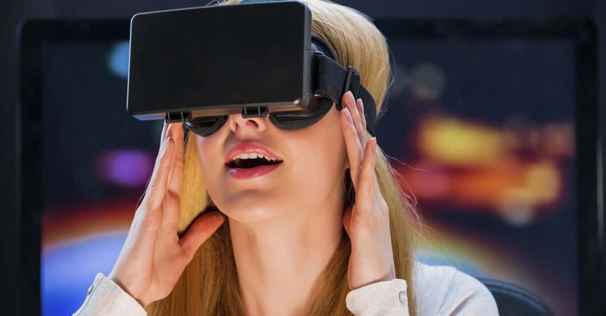 女性戴上VR頭戴式裝置沉浸於數位體驗