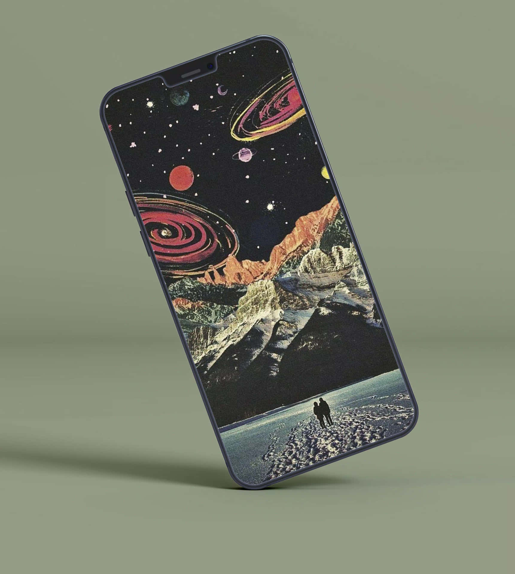 兩個人在有行星和星星的宇宙天空下走在海灘上。