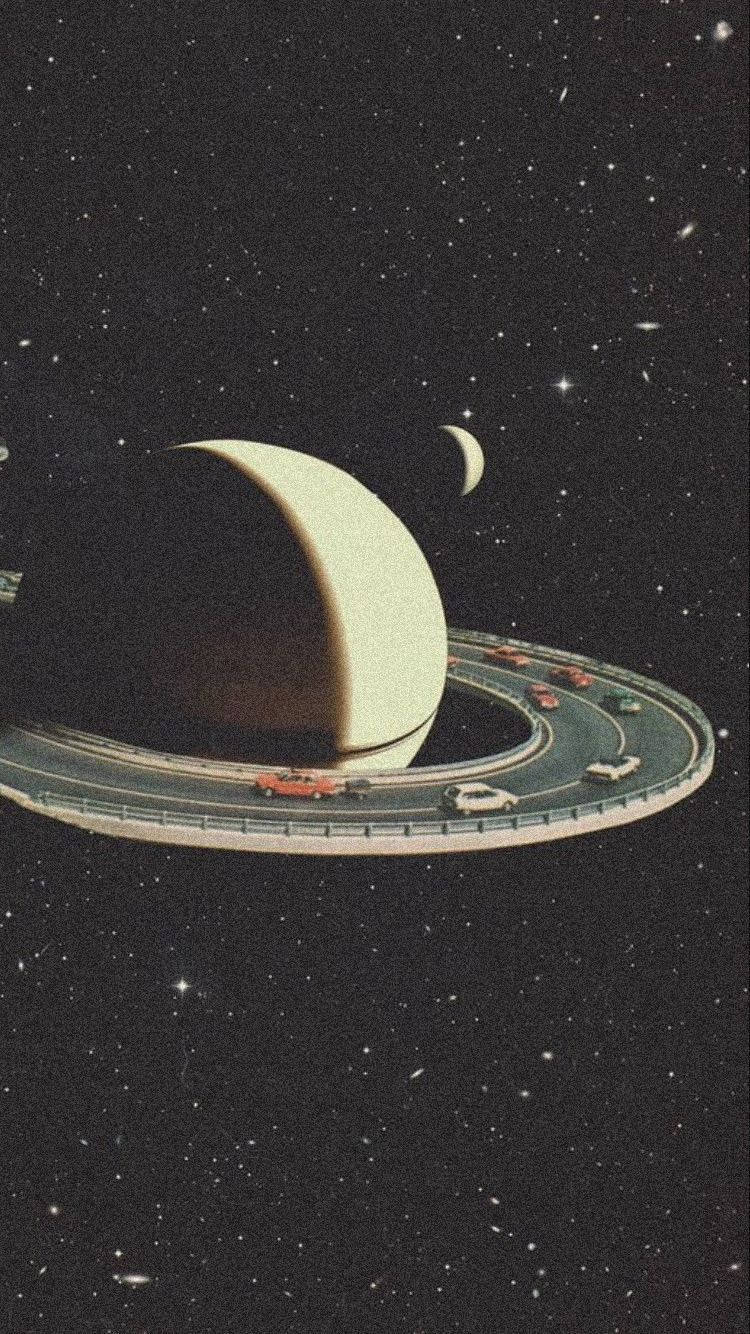 汽車在星光熠熠的宇宙中，在一條環繞帶有光環的行星的高速公路上行駛。