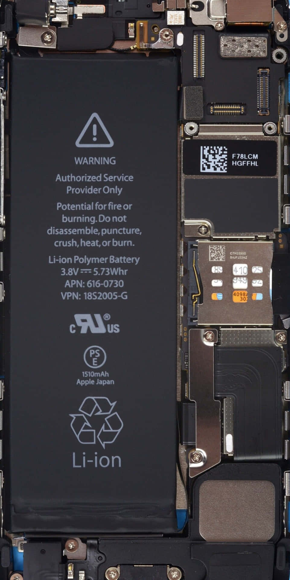 暴露的 iPhone 內部，顯示電池和電路