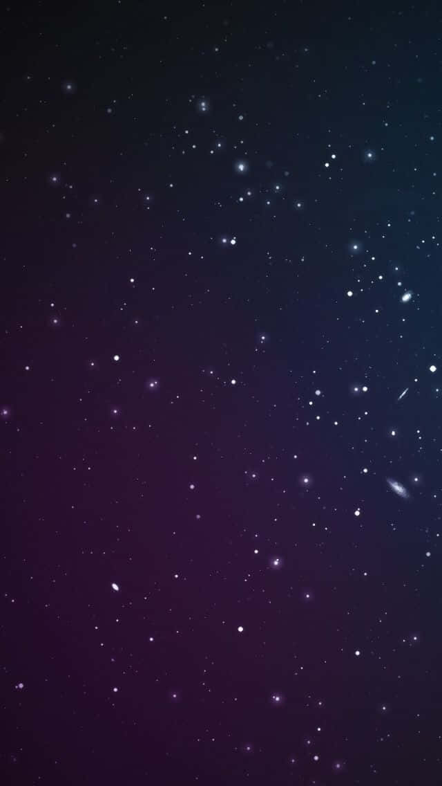 一個繁星點點的夜空，帶有微弱星系在深紫色和藍色調中發光。