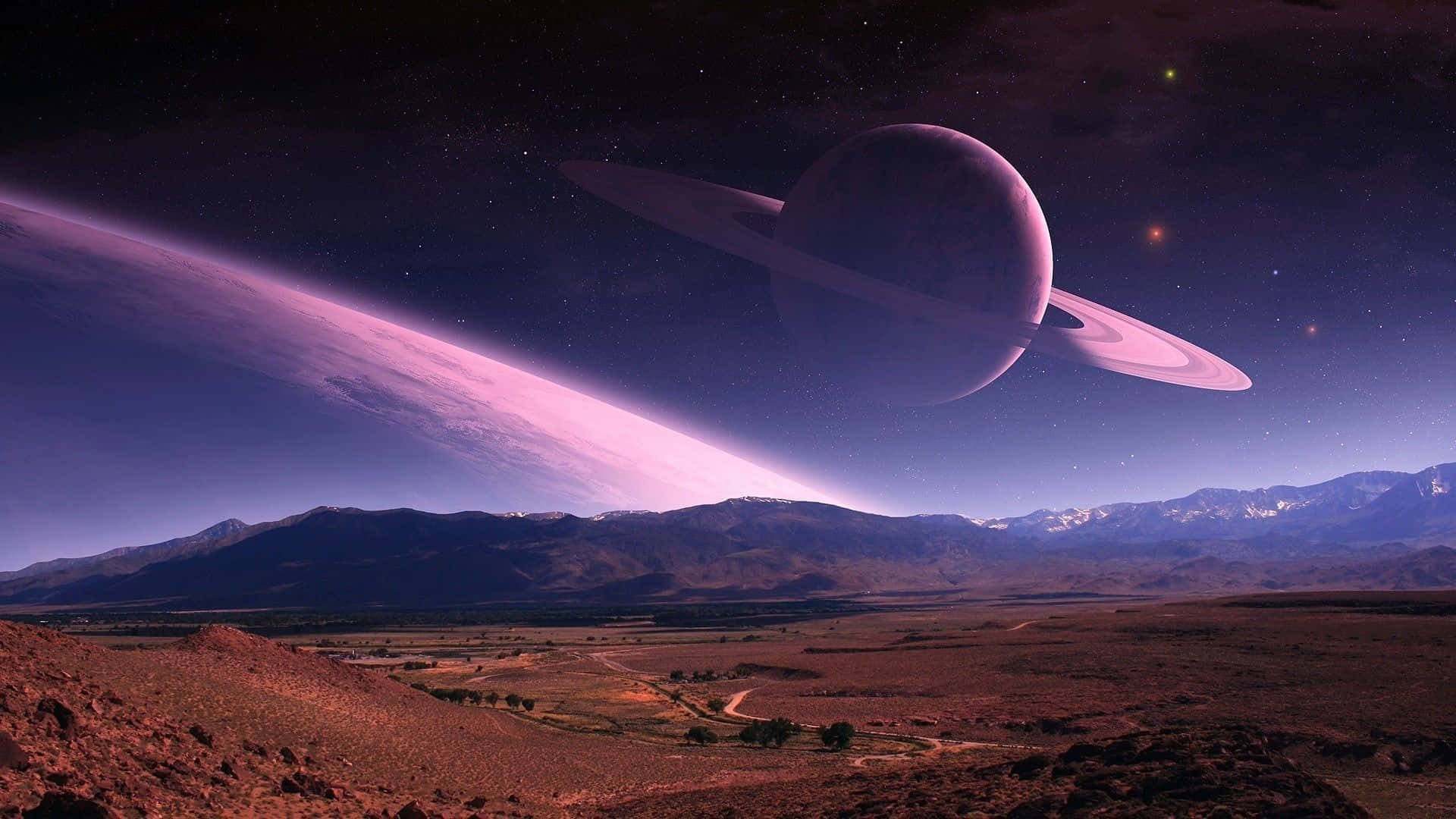 紫色山脈在夜空下，有一個巨大的環狀行星和發光的大氣。