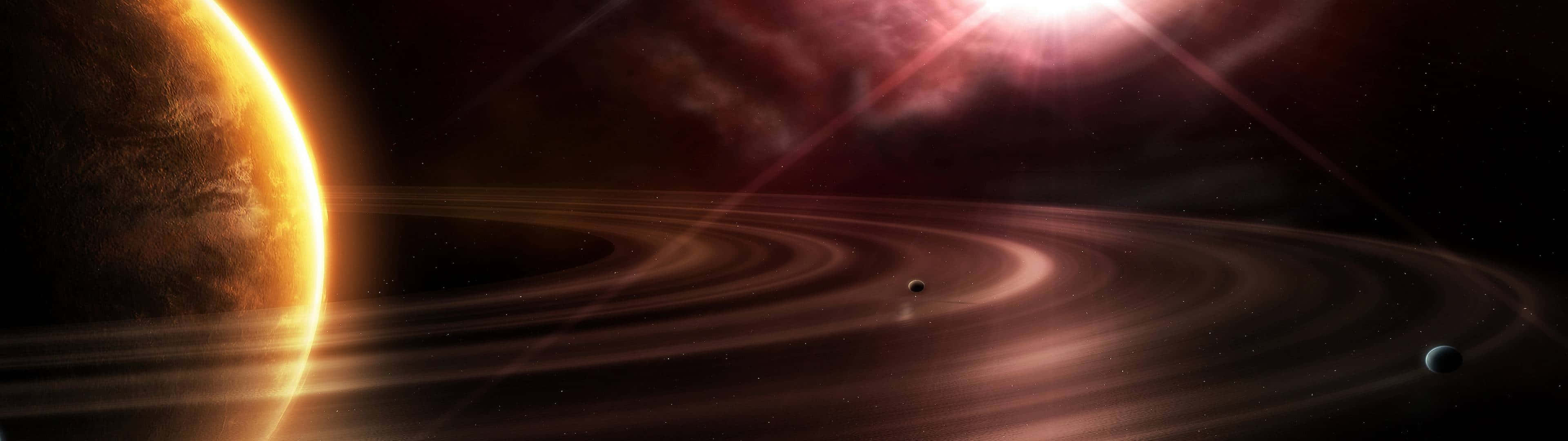 探索星辰 壁紙 — 一顆壯麗的環狀行星在宇宙背景下溫暖地發光，周圍有遙遠的衛星和燦爛的星光。
