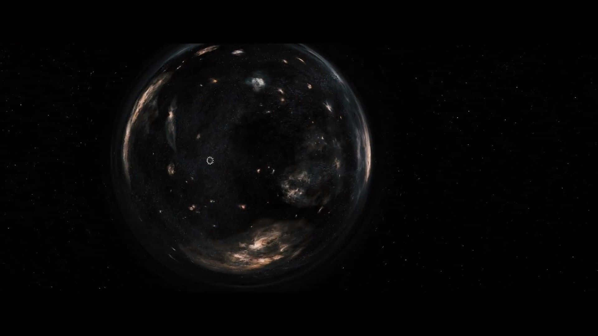 一個黑暗的宇宙球體，帶有旋轉的星雲和遙遠的星星，在太空中。