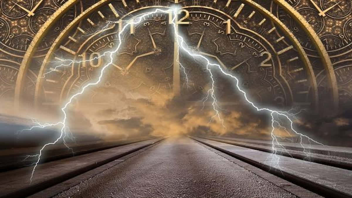暴風雨的天空中，閃電劈開一個巨大的時鐘面，懸在木路上方。