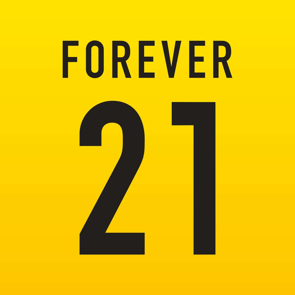 在純黃色背景上，粗體黑色文字FOREVER 21。