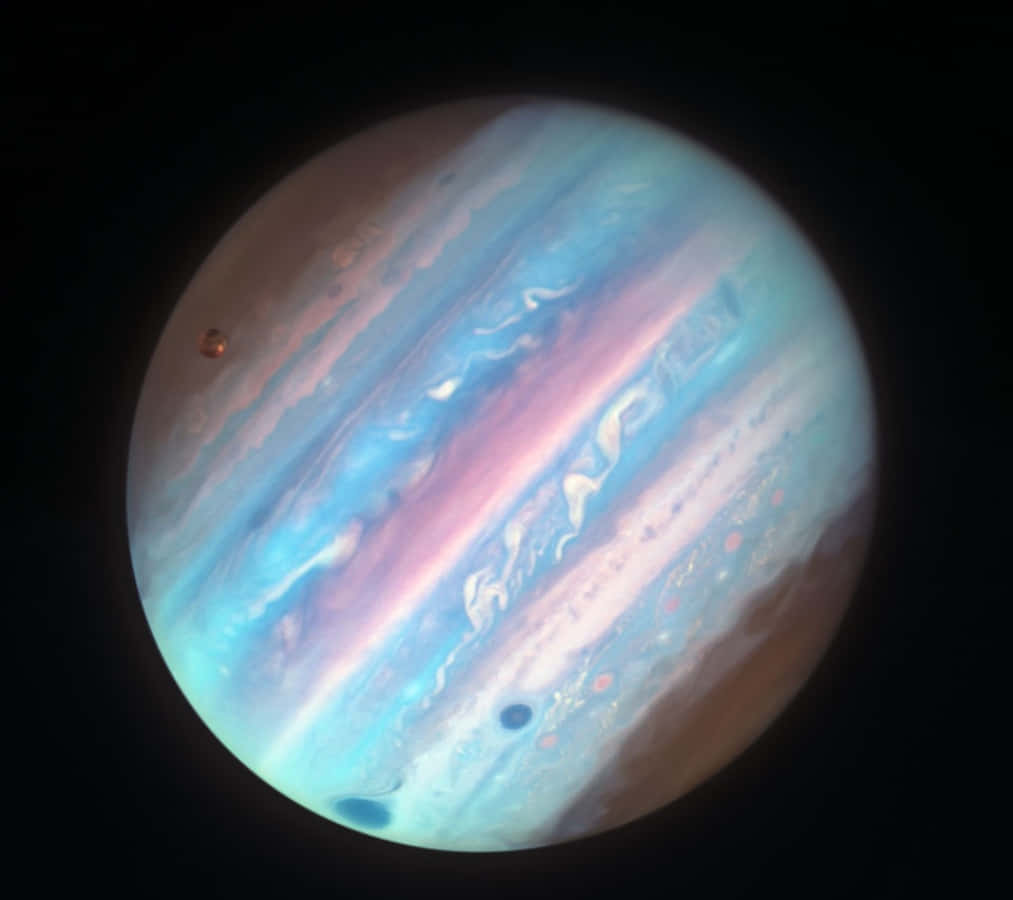 太空中一顆色彩繽紛的氣態巨行星，帶有旋轉的雲層和小衛星。 — 木星 GIF 壁紙