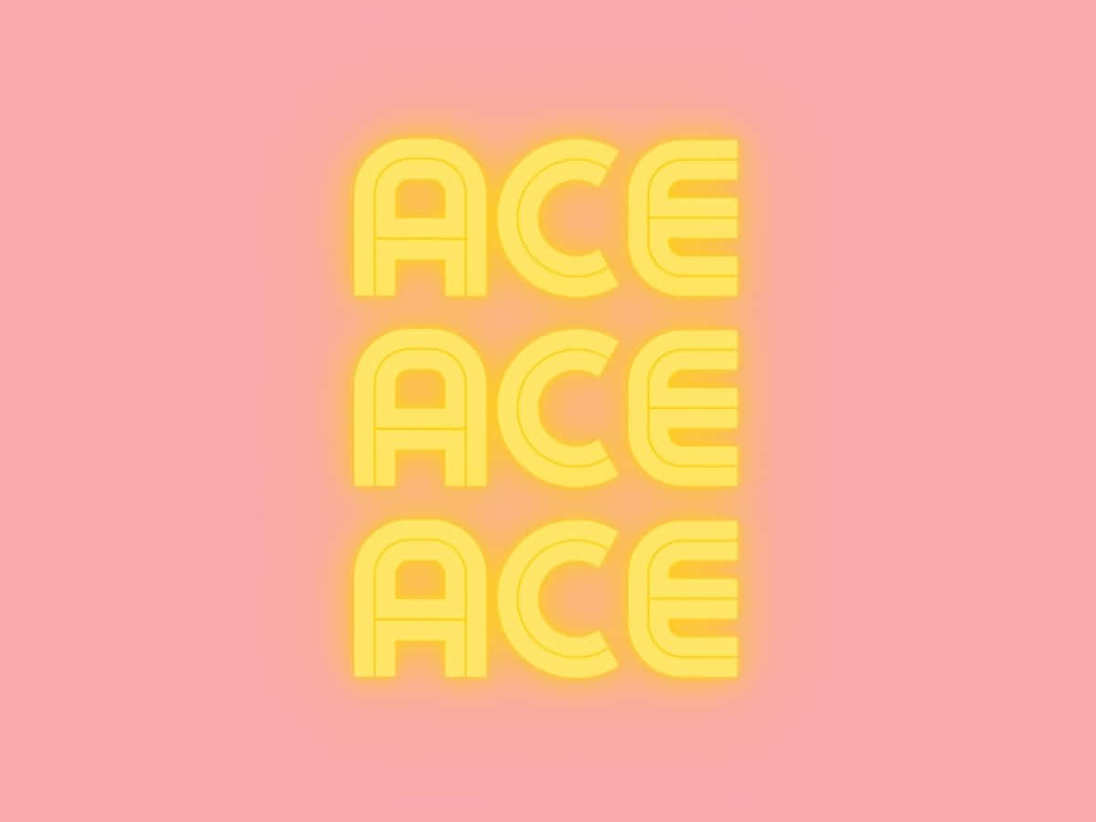 探索未知 壁紙 — 大膽的黃色霓虹風格「ACE」文字垂直堆疊在柔和的粉紅色漸變背景上。