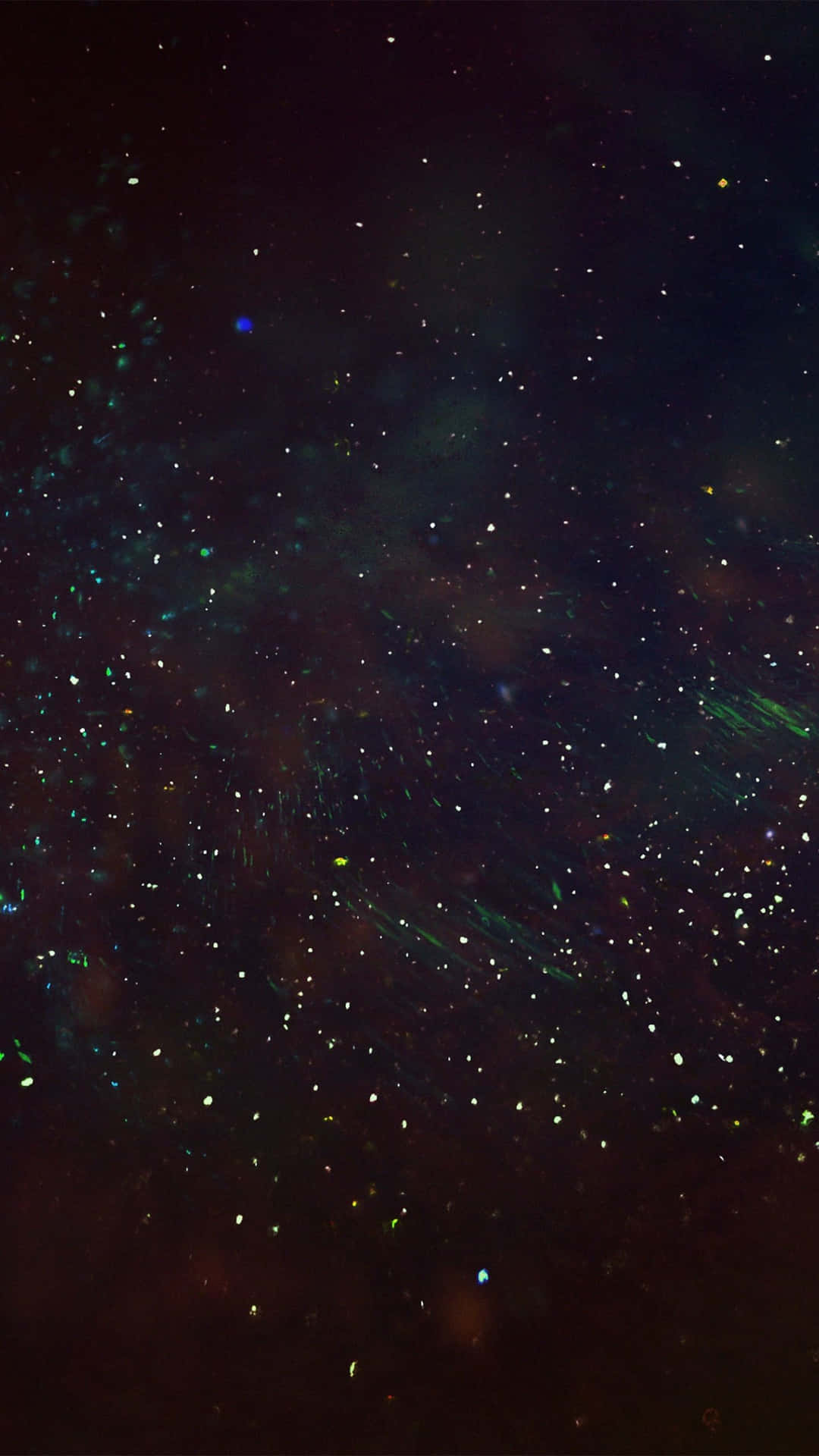 一個繁星點點的夜空，帶有彩色發光星雲和遙遠的星星。
