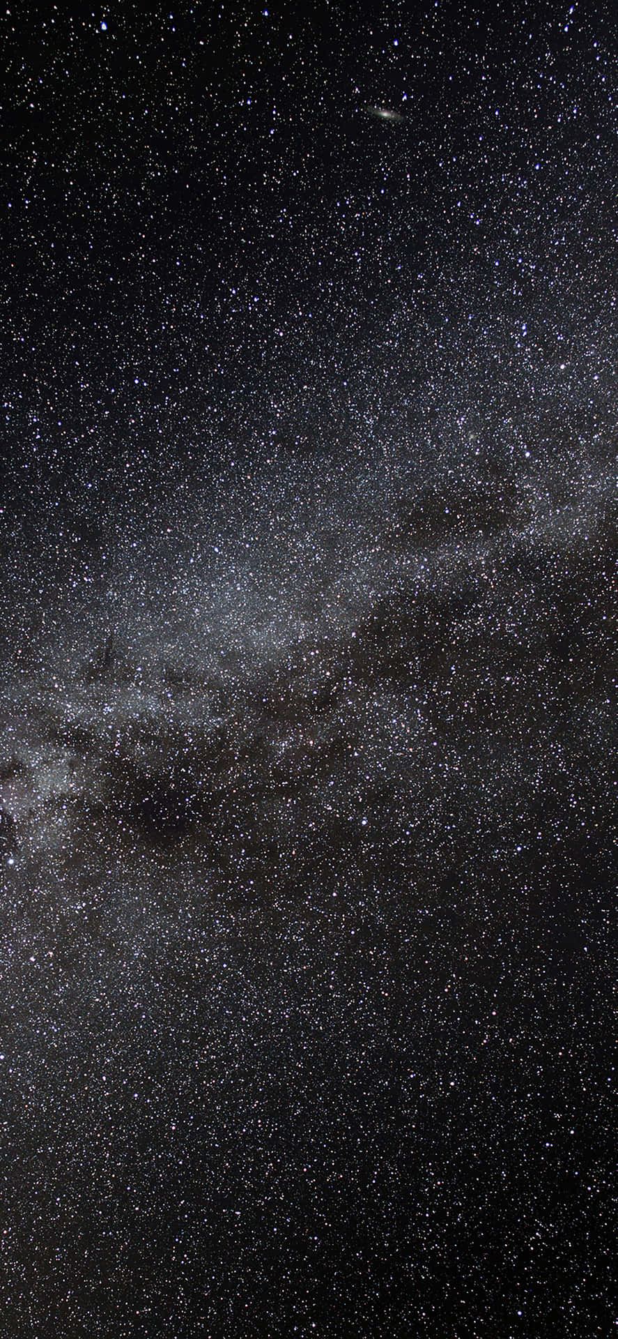 在黑暗夜空中，銀河系擁有密集的星團和宇宙塵埃雲。