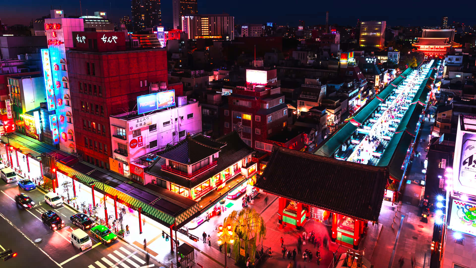 擁擠的日本城市街道夜景鳥瞰圖，霓虹燈和傳統建築風格。