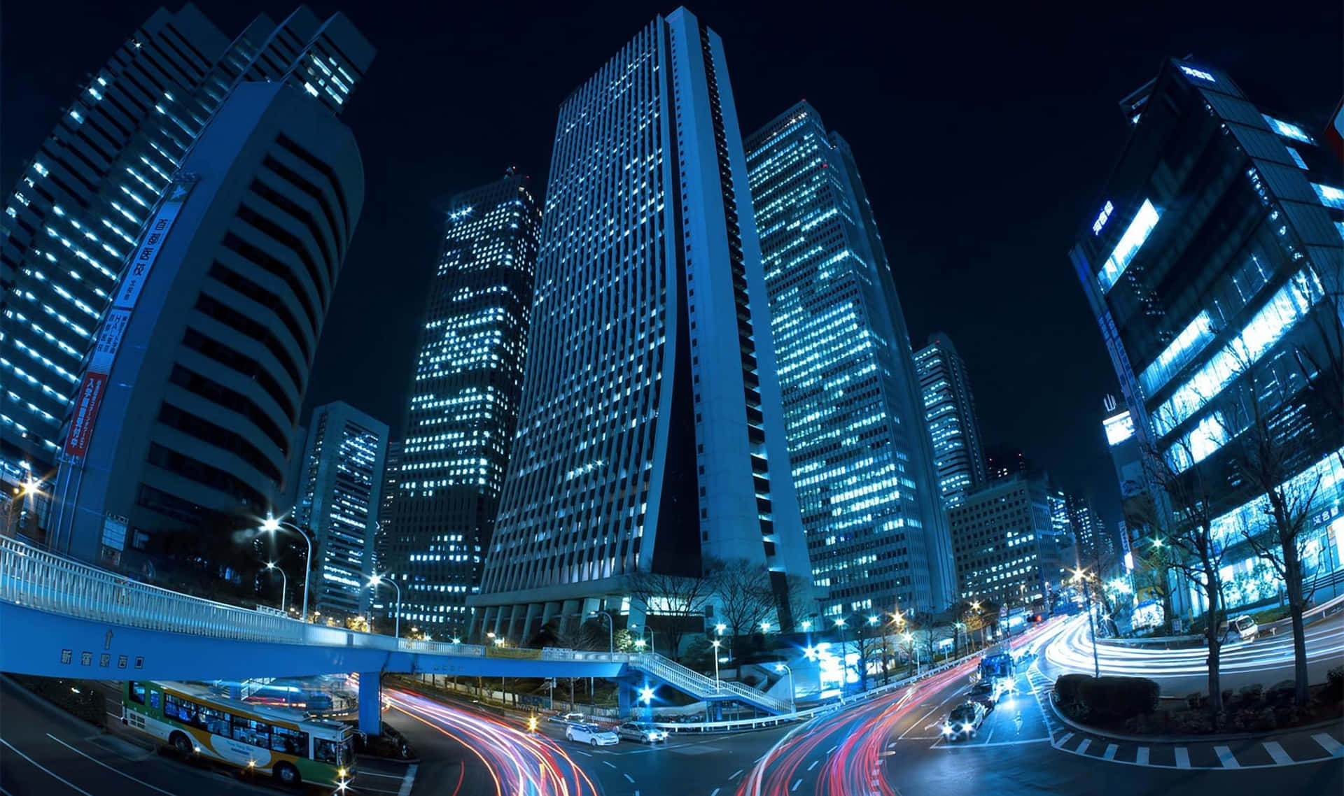 夜晚的城市景觀，發光的摩天大樓和流動的交通燈光。
