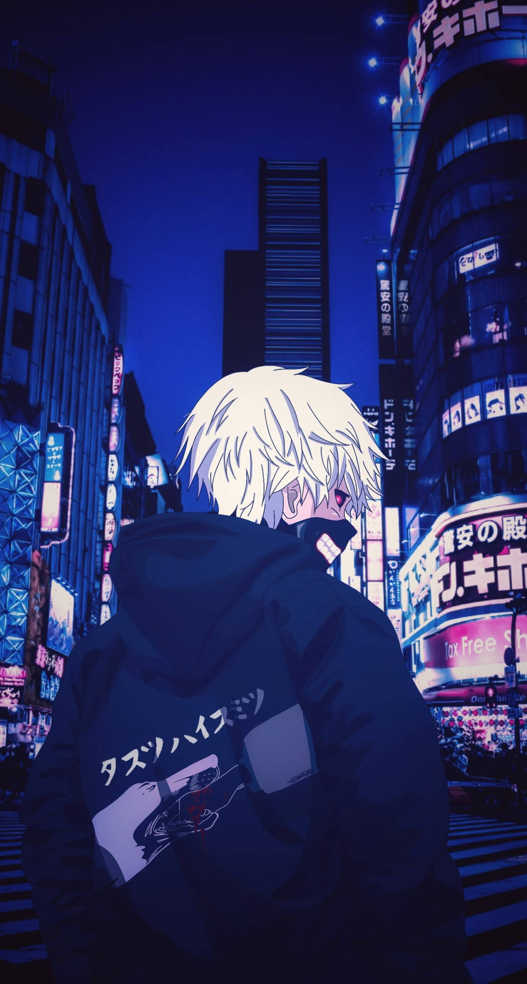 白髮動漫角色穿著連帽衫，夜晚站在霓虹燈閃爍的東京街道上。