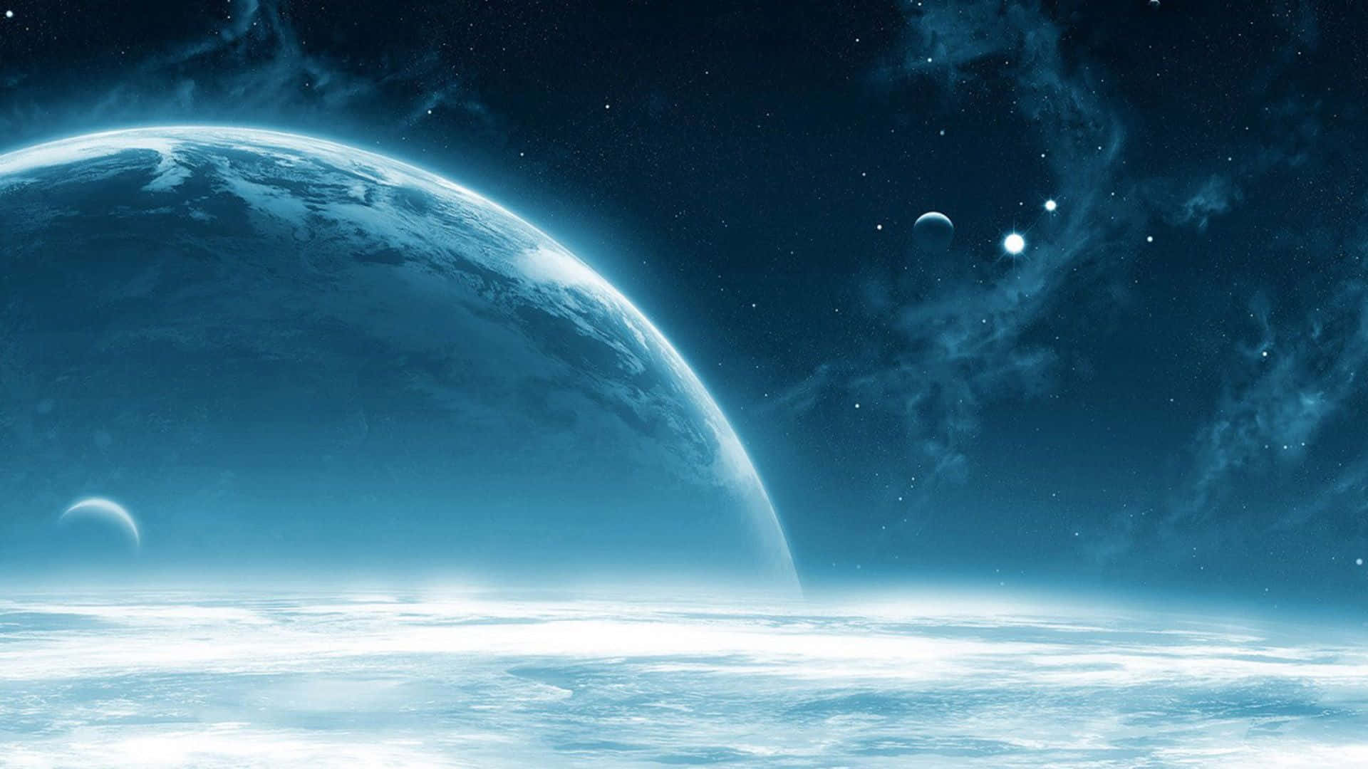 探索深邃的藍色宇宙 壁紙 — 一顆寧靜的藍色行星在霧氣瀰漫的地平線上彎曲，背景是繁星點點的宇宙天空和遙遠的衛星。