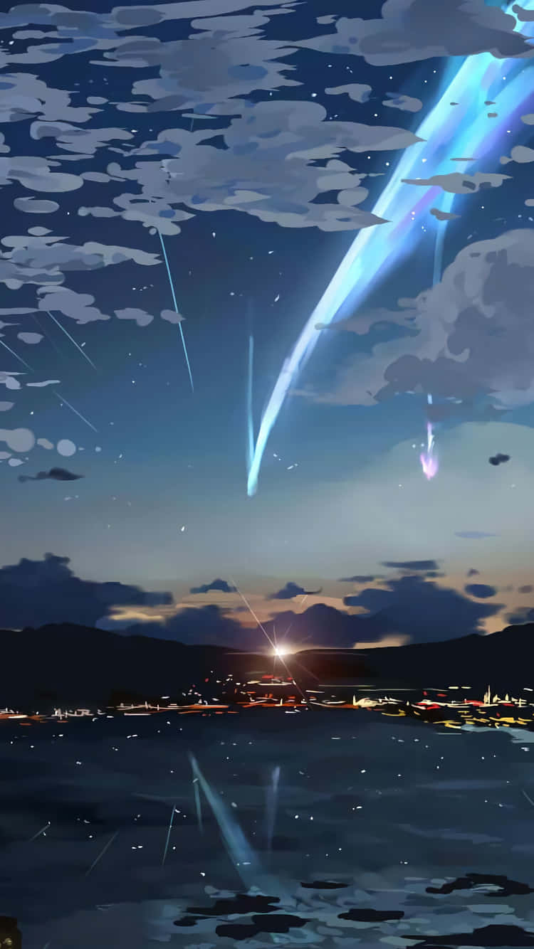 探索潔淨動畫的奇蹟 壁紙 — 寧靜的黃昏場景，平靜的湖面上，流星在雲層密佈的天空中劃過，遠方山巒和燈光閃爍。