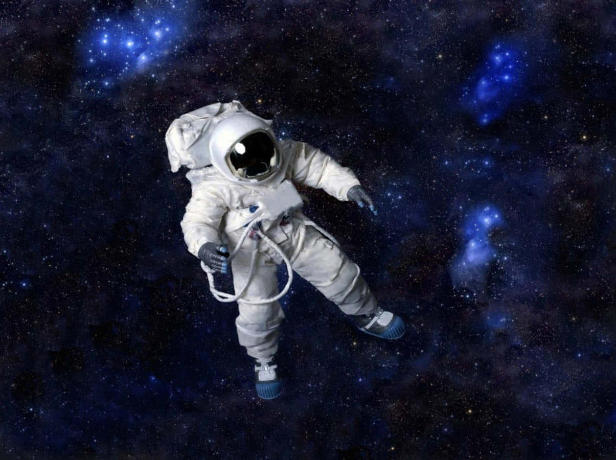 太空人在太空中漂流，背景有藍色星雲和星星
