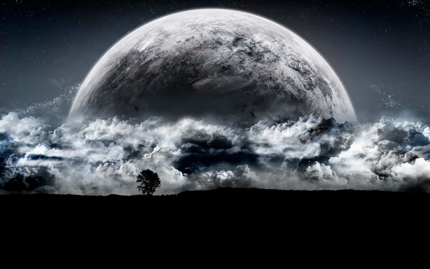 在星空下，一棵孤樹的剪影映襯著巨大的月亮和暴風雲。