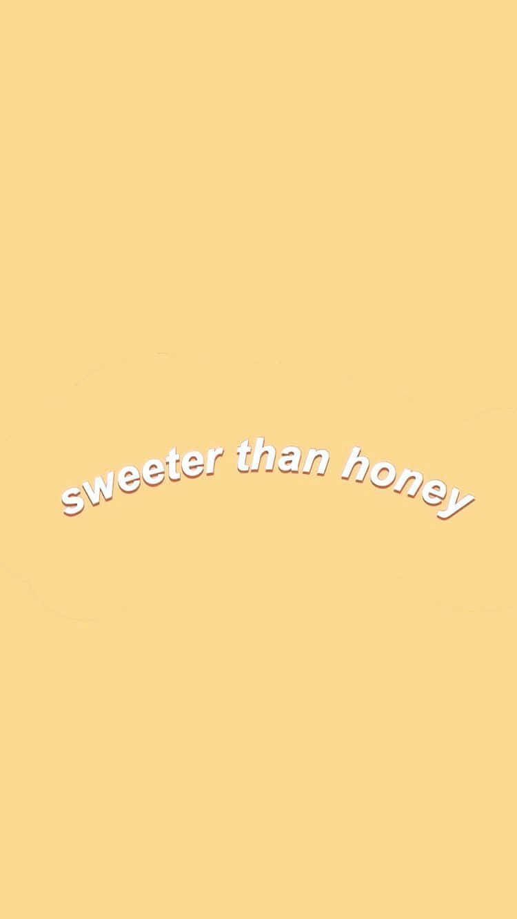 淡黃色背景上的白色Sweeter than honey文字。