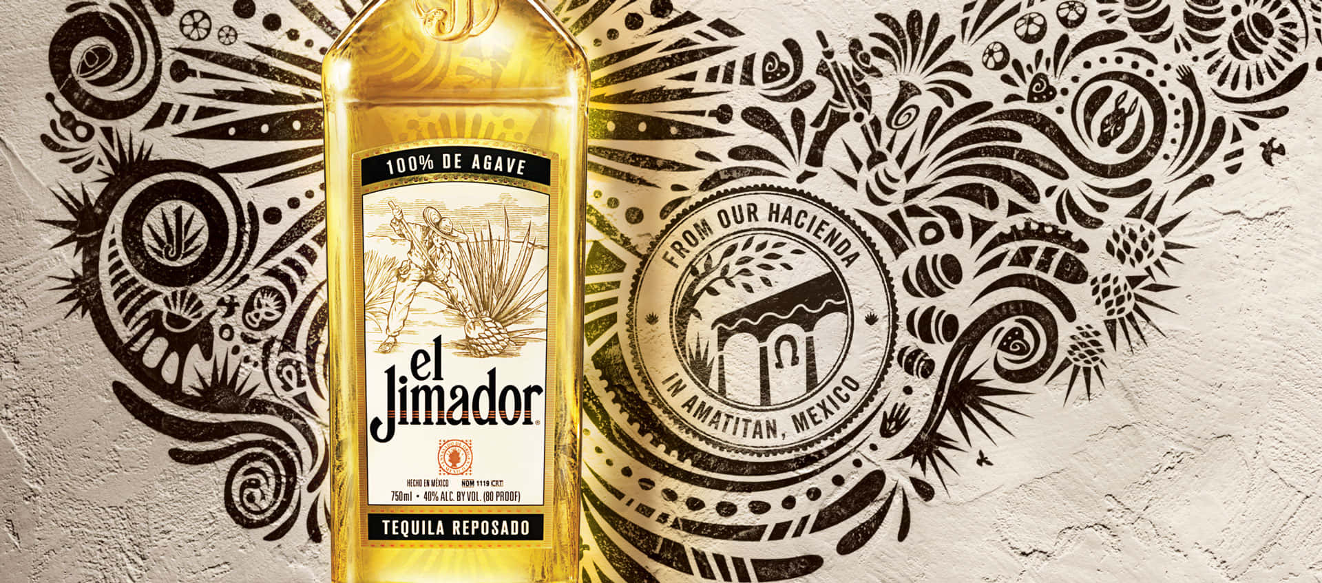 El Jimador 龍舌蘭酒瓶，帶有紋理的牆壁上裝飾著墨西哥圖案。