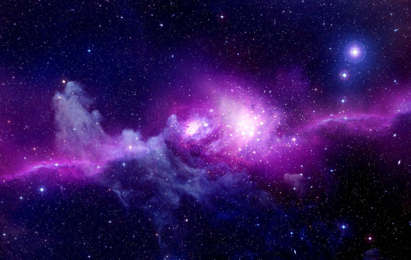 在深空中閃爍著星星的充滿活力的紫色和藍色星雲。