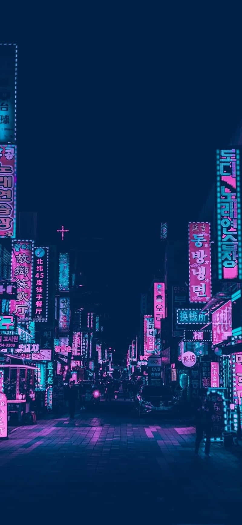 探索紫藍美學的夢幻魅力 壁紙 — 夜晚霓虹燈照亮嘅城市小巷，粉紅色同藍色嘅招牌喺濕漉漉嘅路面反射。