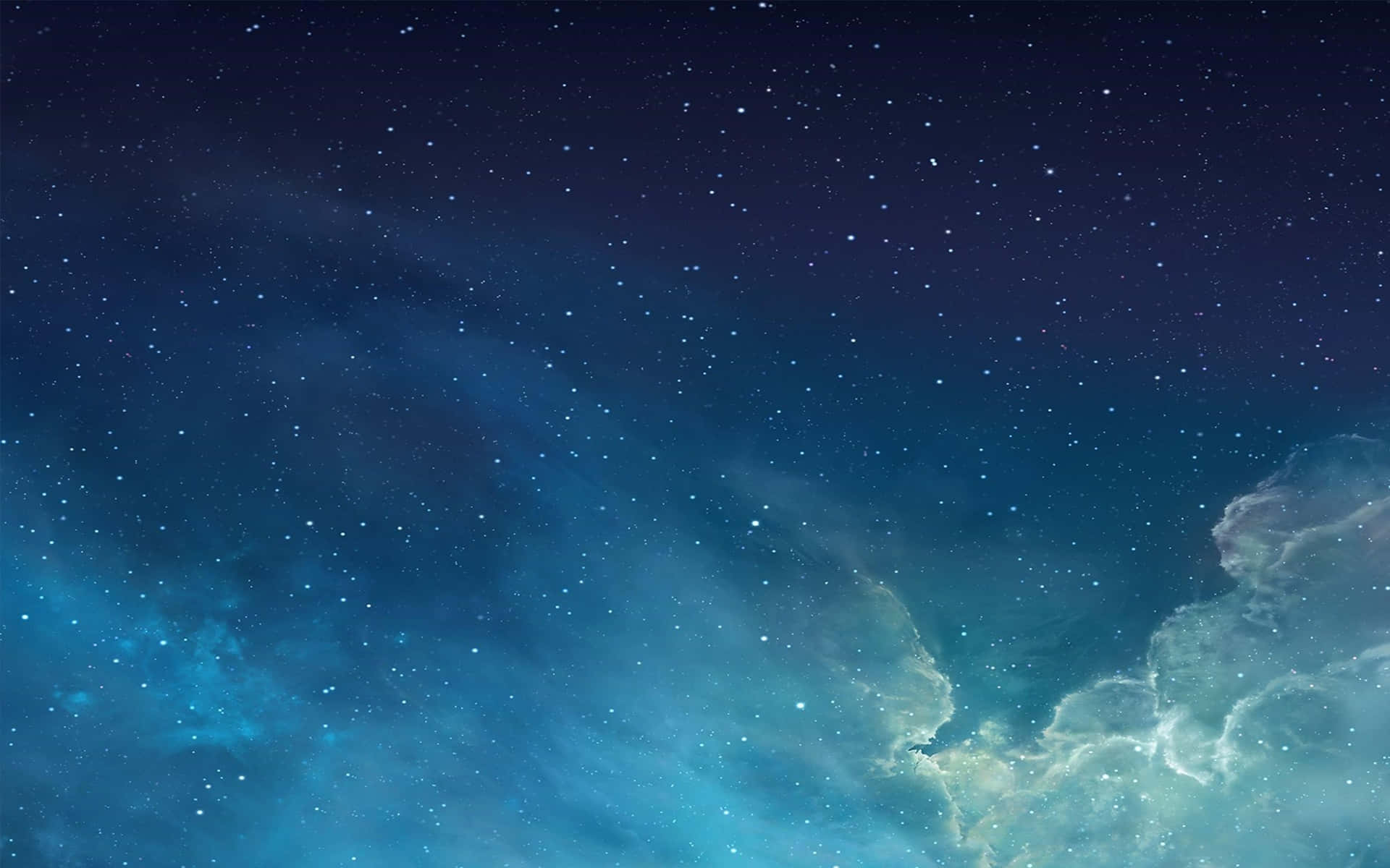 閃爍藍色星雲和柔和雲霧的星空夜景。
