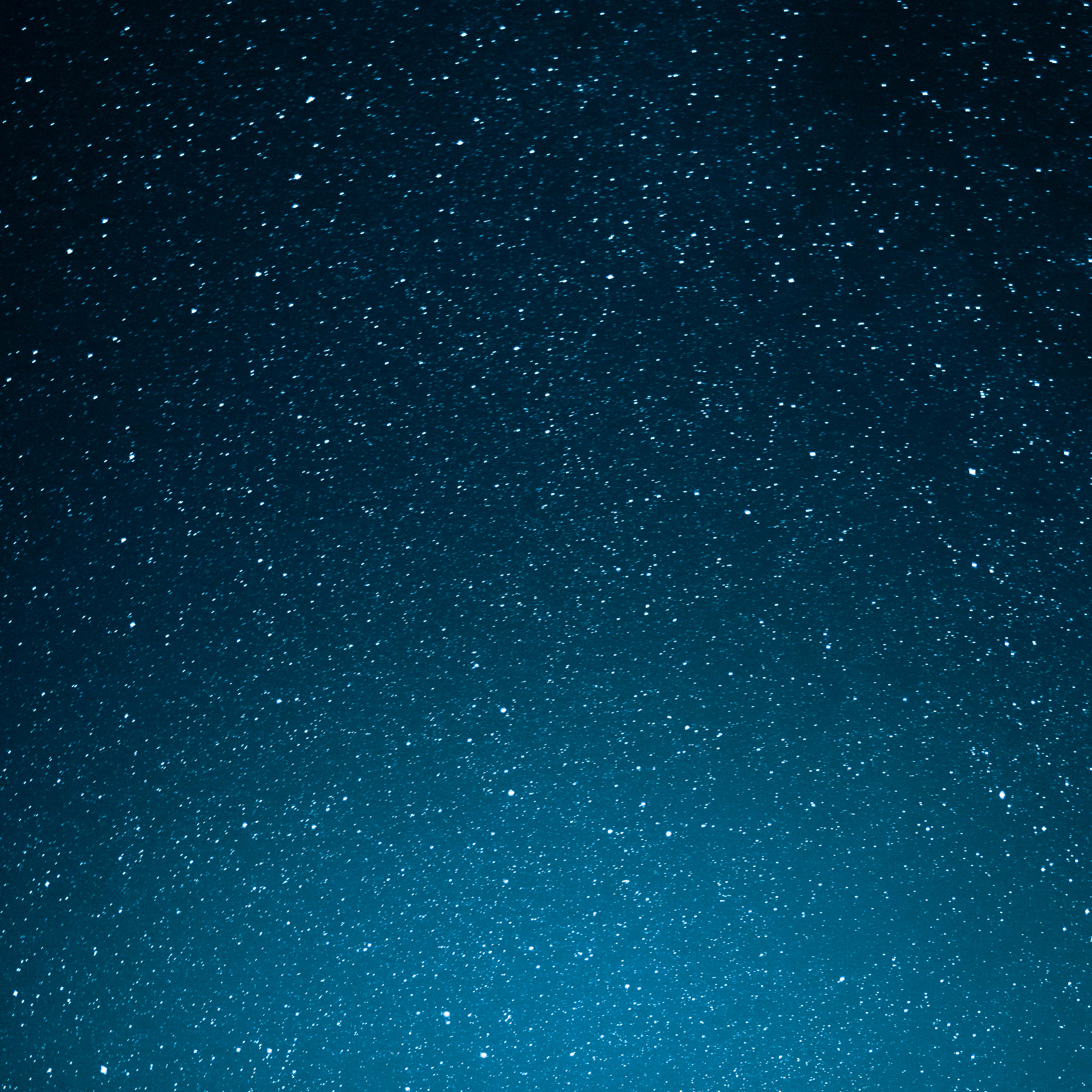 「探索繁星夜空——神秘體驗」 壁紙 — 深邃的藍色夜空，充滿無數閃爍的星星，逐漸消失在頭頂的黑暗中。