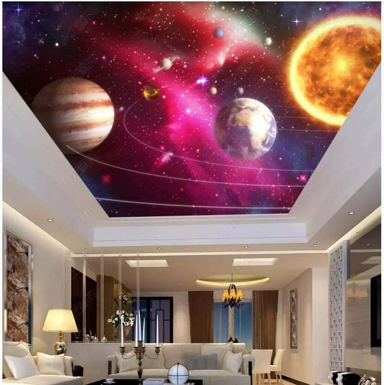 探索美麗宇宙的奧秘 壁紙 — 客廳設有描繪充滿活力的宇宙場景的天花板壁畫，包括行星、星星和發光的太陽。