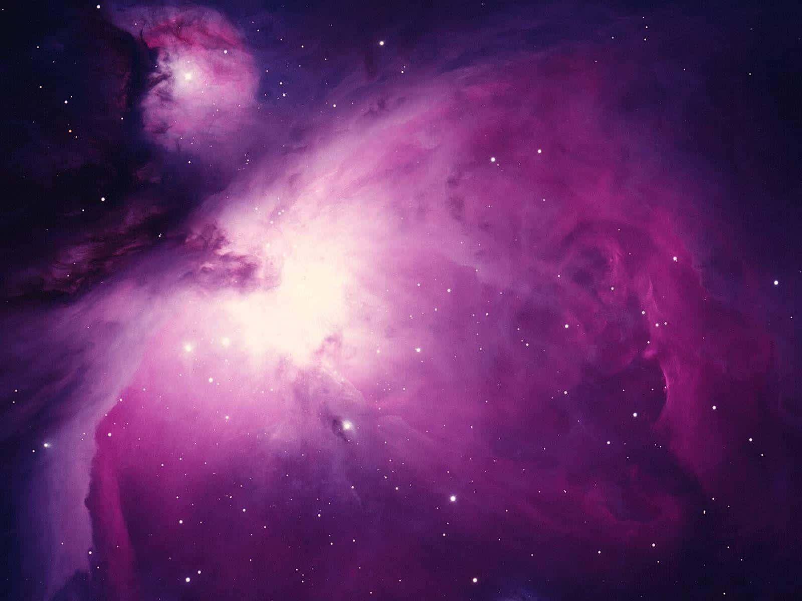 「探索美麗的紫色太空」 壁紙 — 一個令人嘆為觀止的宇宙星雲景觀，在佈滿星辰的黑暗虛空中散發著鮮豔的洋紅色和紫色色調。