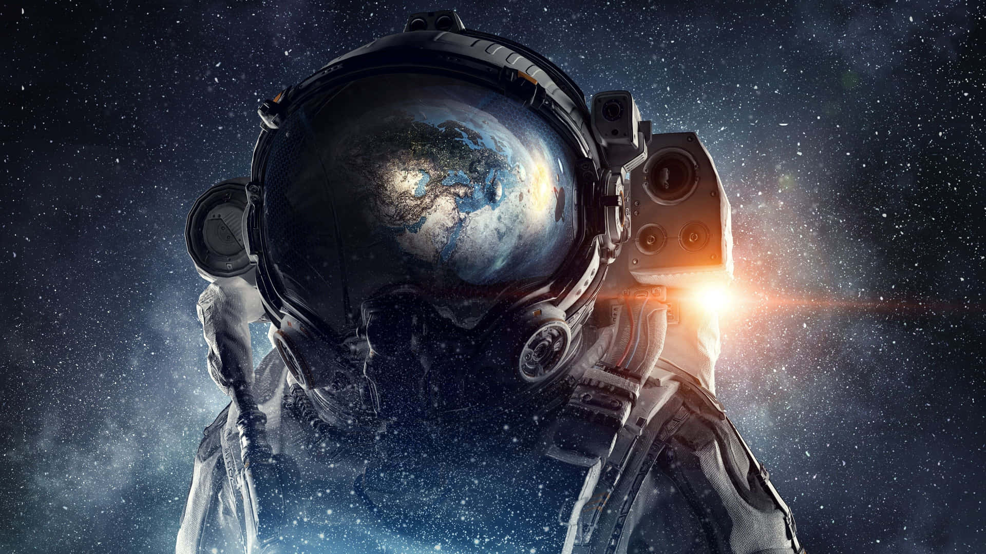 穿著太空衣的太空人透過頭盔面罩觀看地球，背景是繁星點點的天空和太陽耀斑。