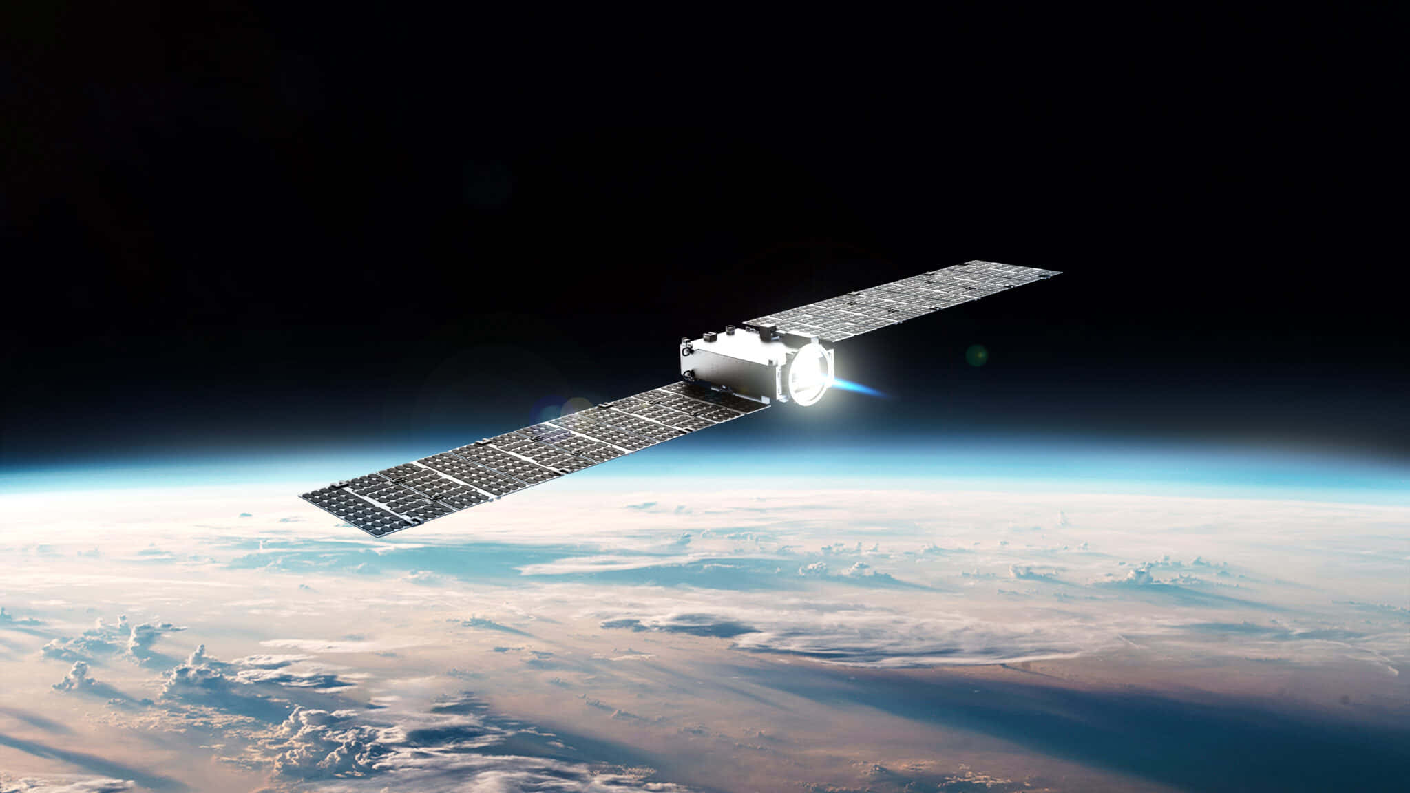 探索蒼穹——太空衛星 壁紙 — 一枚配備太陽能板的流線型衛星，在太空的漆黑背景下，掠過地球彎曲的地平線。